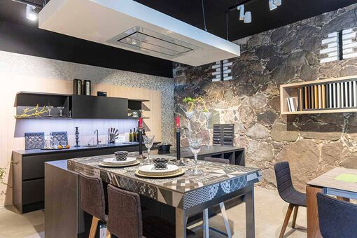 Moderne graue Küchenzeile mit Insel und hohem Esstisch in Fliesenoptik