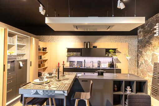 Moderne graue Küchenzeile mit Insel und hohem Esstisch in Fliesenoptik